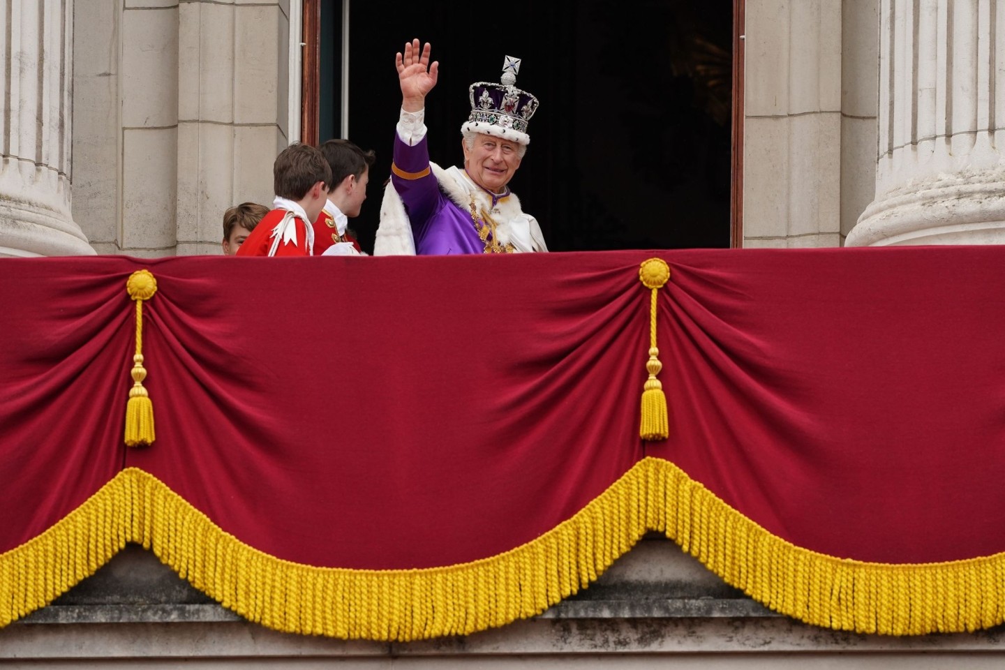 König Charles III. winkt nach der Krönungszeremonie vom Balkon des Buckingham-Palastes.