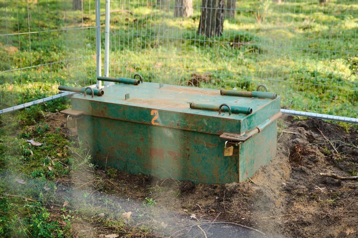 Eine Kampfmittelaufbewahrungskiste in einem abgesperrten Bereich des Waldes.