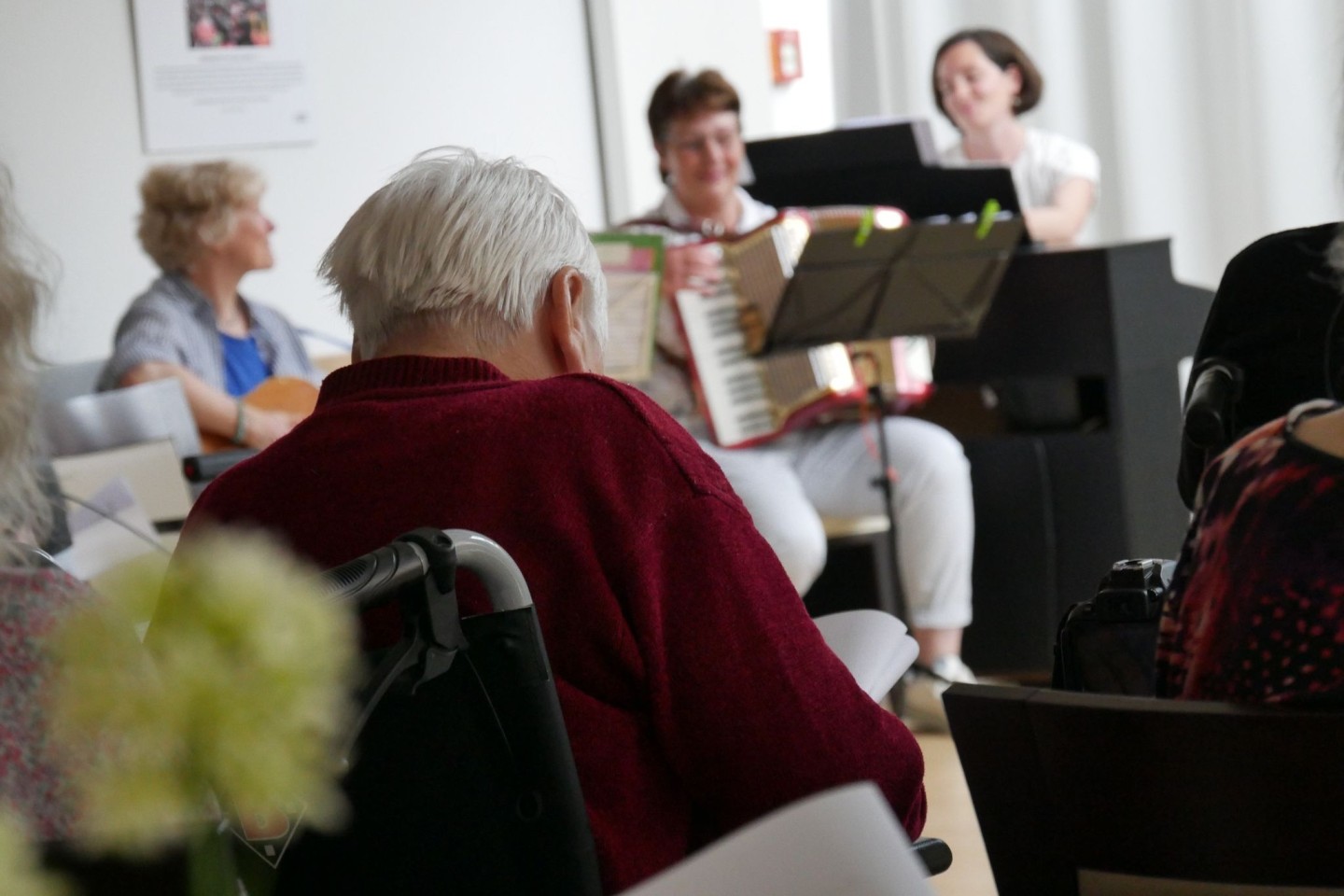 An Demenz erkrankte Menschen lauschen im Würzburger Pflegeheim Marie-Juchacz einem Konzert.