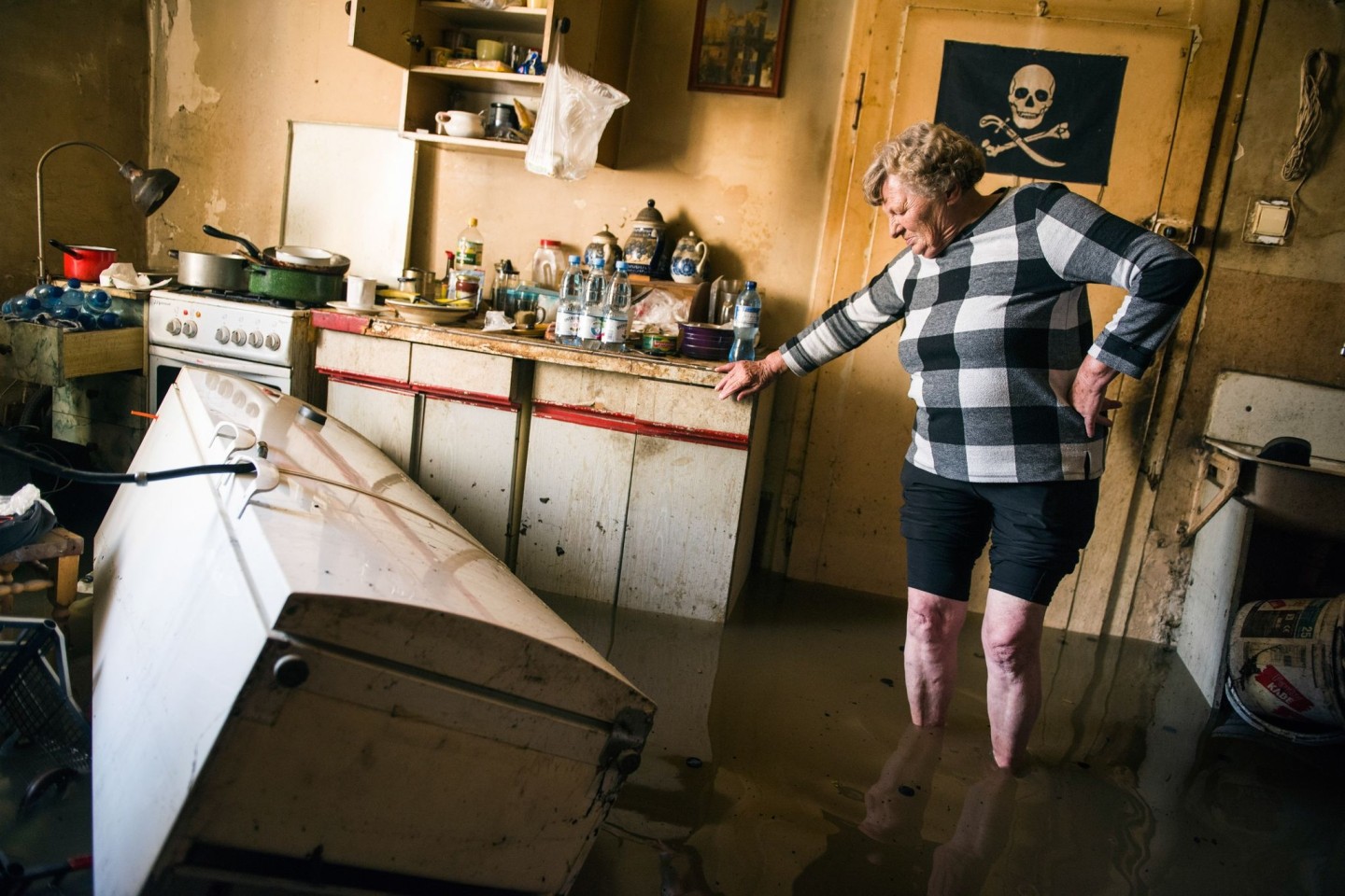 Eine Frau steht in einer überfluteten Wohnung in der Stadt Lewin Brzeski im Süden Polens. (Foto aktuell)