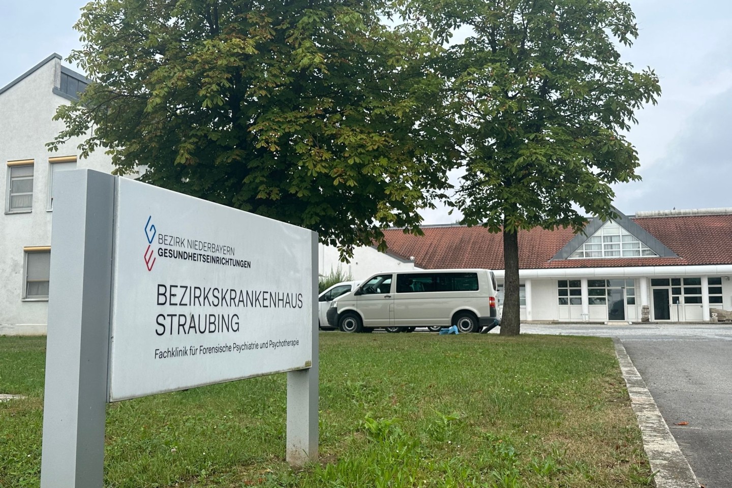 Vier Männer sind am 17. August im niederbayerischen Straubing aus einer geschlossenen Klinik entflohen - nun wurden auch die letzten beiden wieder gefasst. 