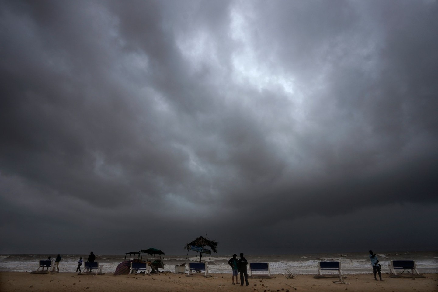 Regenwolken füllen den Himmel, bevor der Zyklon «Biparjoy» im indischen Bundesstaat Gujarat an Land geht.